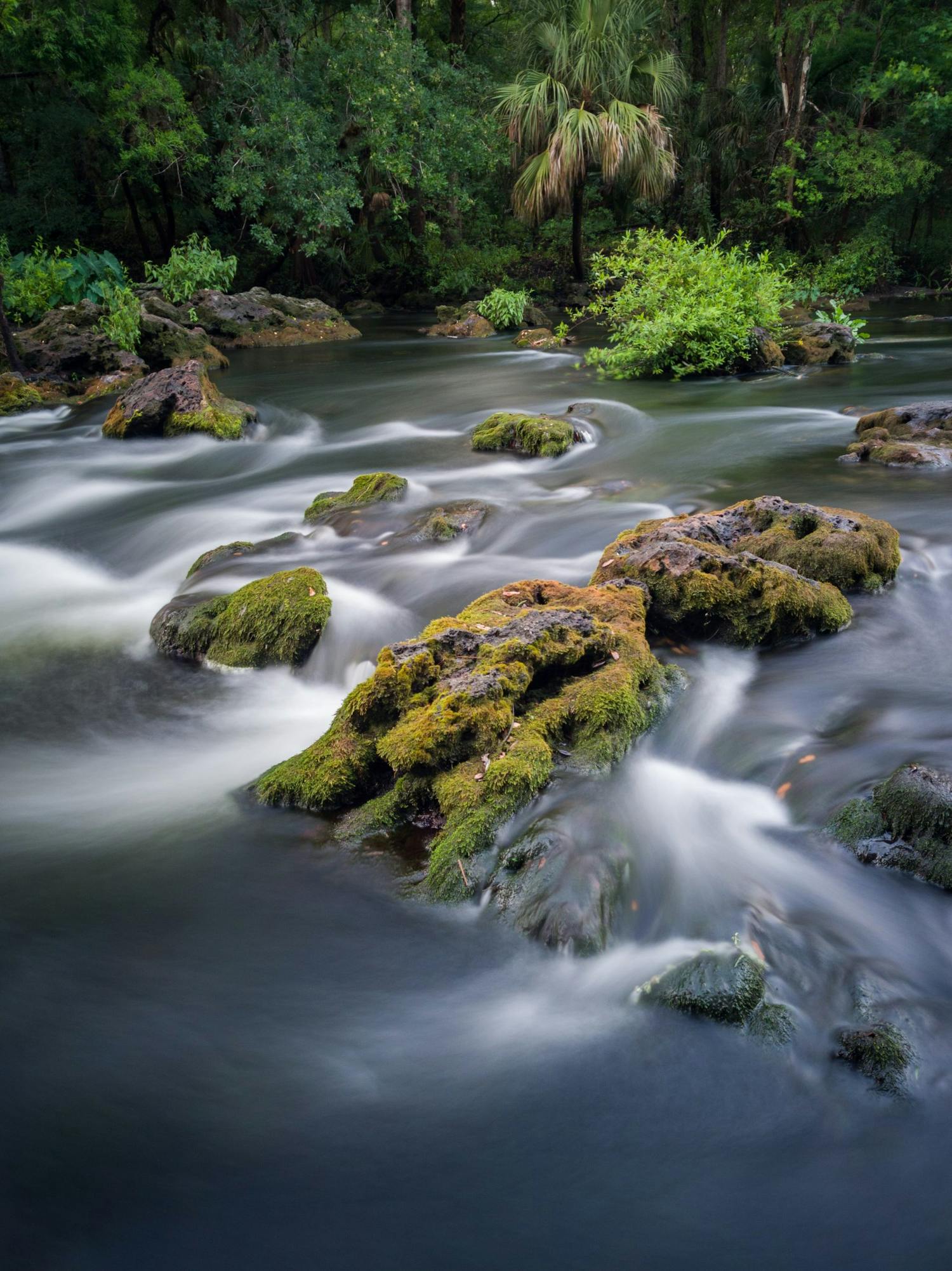 Kyststrekning fotografert med langlukkertid
